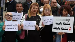 صحفيون تونسيون يتظاهرون للمطالبة بحرية الصحافة في العاصمة تونس.