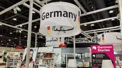 Auf der Buchmesse in Abu Dhabi werden die Probleme des arabischen Buchmarkts und der arabischen Literatur inzwischen erstaunlich offenherzig diskutiert. Sie ist auch zu einem internationalen Treffpunkt geworden, wie es ihn seit den arabischen Revolutionen nicht gab.