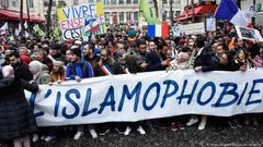An dem Protestmarsch in der französischen Hauptstadt nahmen mehrere Tausend Menschen teil. "Ja zu Religionskritik, nein zum Hass gegen Gläubige" und "Stopp Islamfeindlichkeit" stand auf einigen Transparenten der Demonstranten. Einige Teilnehmer skandierten: "Solidarität mit verschleierten Frauen!" 