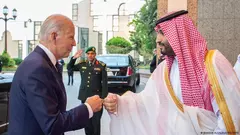 Öl gegen Anerkennung: Bei seinem Besuch in Jeddah traf US-Präsident Biden zum ersten Mal in seiner Amtszeit den saudischen Kronprinzen Mohammed bin Salman, den er im Wahlkampf wegen des Mordes an dem Journalisten Jamal Kashoggi noch als "Paria" bezeichnet hatte.