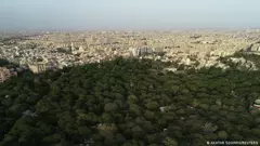 Between forest and concrete jungle: in Pakistan's largest city, Karachi, it is often unbearably hot: temperatures above 40 degrees are not uncommon here. In the largely sealed concrete jungle of this metropolis of millions, the streets heat up even more. Cooling forest areas are therefore absolutely necessary. In Karachi's Clifton district, one of dozens of planting initiatives, such green oases are being artificially created