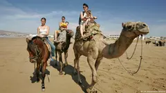 سياح في مدينة أكادير المغربية. 