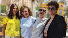 Die Journalistinnen von Mada Masr (von links nach rechts): Rana Mamdouh, Sara Seif Eddin, Chefredakteurin Lina Attalah und Beesan Kassab vor der Kairoer Staatsanwaltschaft nach ihrer Freilassung auf Kaution.