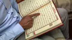 شخص يقرأ القرآن.  