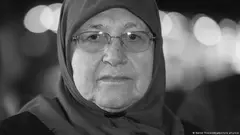 Mevlüde Genç fast 30 Jahre nach Brandanschlag in Solingen gestorben.Für ihre Bemühungen um Versöhnung nach dem Anschlag wurde ihr 1996 das Bundesverdienstkreuz am Bande verliehen.