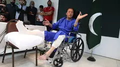 رئيس الوزراء الباكستاني السابق عمران خان على كرسي متحرك بعد محاولة اغتياله.