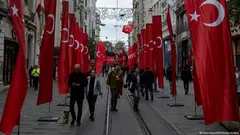 رفعت مئات الأعلام التركية في شارع الاستقلال بعد التفجير للتعبير عن الوحدة ضد الإرهاب في مجتمع يعاني من انقسام شديد.