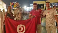 Arabische Fans feiern vor dem Beginn der Fußballweltmeisterschaft in Doha. "Wir sind als Araberinnen stolz darauf, dass Katar das größte Sportereignis der Welt auf Weltniveau ausrichtet. Die Atmosphäre hier ist super", sagt Rajaa, die nur ihren Vornamen nennen will. 