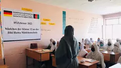 الصف الثاني عشر في المدرسة للفتيات في أفغانستان.