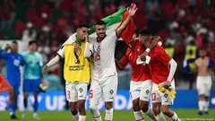 لاعب المنتخب المغربي سليم أملاح (الثاني من اليسار) يحتفل -وفي يده عَلَم فلسطين- بدخول منتخبه دور الـ16 لكأس العالم.