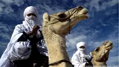 عمامة وحجاب شرط للعيش في الصحراء الليبية: الطوارق فرع من مجموعة أمازيغية أكبر، ينتشرون في العديد من البلدان، وقد استقر العديد منهم الآن في مناطق محددة وتوقفوا عن حياة الترحال. يطلقون على أنفسهم "إماجغن" في النيجر، واسم "إموهاغ" في الجزائر وليبيا، وإيموشاغ في مالي. أما في اللغة الأمازيغية فيسمون بـ "طارقة".