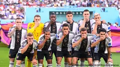 أعضاء منتخب كرة القدم الألماني يغطون أفواههم بأيديهم قبل مباراتهم الأولى في مونديال قطر احتجاجاً على قرار الفيفا بحظر شريط الذراع المكتوب عليه "حب واحد" الداعم لمجتمع الميم في مونديال قطر - 23 نوفمبر / تشرين الثاني 2022.