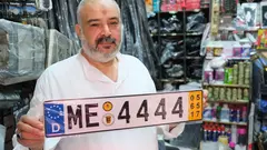 Cars bearing old German number plates are the latest trend on the streets of Cairo. Many Egyptians regard the discarded plates as chic. 