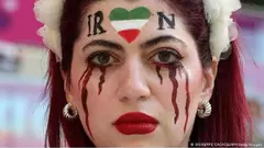 سبدة إيرانية تظهر تضامنها مع الاحتجاجات الشعبية في إيران ضد نظام الملالي