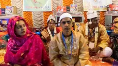 عروس هندوسية وعريس مسلم خلال حفل زفاف جماعي في منطقة كلكتا.
