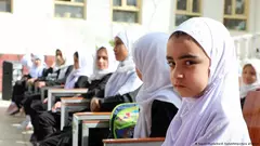 تلميذات وطالبات مدرسة ابتدائية في ساحة المدرسة في كابول - أفغانستان.