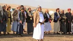 العُرف القَبَلي في اليمن خصوصاً في شماله وشمال شرقه. رجال قبائل يمنية يجتمعون في ساحة عامة لقراءة "قرارات" القبيلة.
