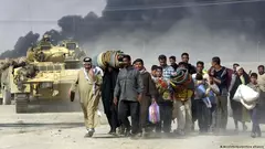 عراقيون يغادرون البصرة بعد هجوم أمريكي - العراق.