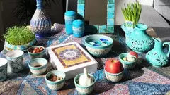 Haft Sin, die "sieben Sachen mit S“ Vor allem im Iran, aber auch in Afghanistan gehört "Haft Sin" zum festen Ritual des Nouruz-Festes. Es ist ein Gedeck mit den "Sieben S": Der Tisch oder ein auf dem Boden ausgebreitetes Tuch wird geschmückt mit sieben Dingen, die im Persischen mit "S" beginnen und für das neue Jahr symbolischen Charakter haben.