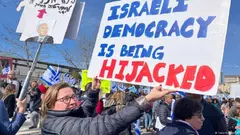 Für die israelische Opposition sind die bereits angegangenen Rechtsreformen der Regierung Netanjahu ein "Staatsstreich“, gegen den sie seit Wochen Massenproteste veranstaltet. Der Justizstreit, der das Land zutiefst spaltet, hat eine längere Geschichte als allgemein bekannt, berichtet Joseph Croitoru.     