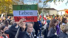 ملصقات كُتب عليها "نساء، حياة، حرية" رُفعت اثناء مظاهرة برلين دعما للاحتجاجات في إيران.