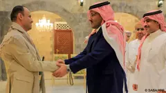 وفد سعودي يزور العاصمة اليمنية في أبريل / نيسان 2023 للتفاوض على هدنة جديدة محتملة مع المتمردين الحوثيين المدعومين من إيران: الزعيم السياسي للحوثيين، مهدي المشاط، يصافح السفير السعودي في اليمن، محمد الجابر.