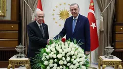 الرئيس التركي رجب طيب إردوغان يصافح أحد حلفائه المقربين: رئيس حزب الحركة القومية دولت بهجلي.