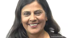 Die aus Indien stammende Journalistin Navina Sundaram (1945–2022) war die erste nicht-weiße Berichterstatterin im deutschen Fernsehen. Das Onlinearchiv "Die Fünfte Wand“ dokumentiert ihre Arbeiten. Die englische Ausgabe wurde Anfang April im indischen Delhi präsentiert. Sonja Hegasy war bei der Premiere.