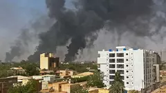 دخان متصاعد فوق العاصمة السودانية الخرطوم.