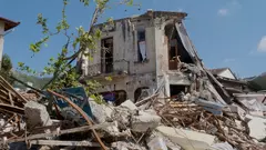أنقاض مبنى بسبب زلزال تركيا.