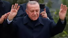 إردوغان يلوِّح بيديه إثر فوزه في الجولة الثانية من الانتخابات الرئاسية - تركيا.