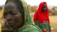 امرأتان من نساء السودان في دارفور.