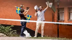 داس سلوان موميكا وهو عراقي فر من بلاده إلى السويد قبل سنوات، على نسخة من المصحف وأحرق صفحات منه أمام المسجد الكبير في ستوكهولم.