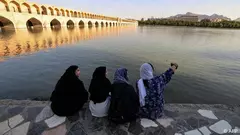 نساء عند مسطَّح مائي في إيران.