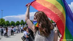 Im zurückliegenden Wahlkampf hat der türkische Präsident  Erdoğan die LGBTQ+-Community gezielt verunglimpft, um sich die Unterstützung konservativer Wähler zu sichern und das Oppositionsbündnis zu spalten. Nun plant die Regierung eine Verfassungsänderung, die queere Menschen noch stärker ausgrenzen würde.