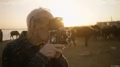 "Irak, la beauté invisible“ (dt. "Irak, unsichtbare Schönheit“) ist ein Dokumentarfilm über das Leben des verstorbenen irakischen Fotografen Latif al-Ani. Als einer der Pioniere der Fotografie im Irak und im gesamten Nahen Osten erlangte er internationale Anerkennung.