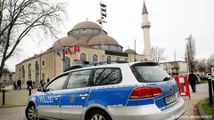 سيارة شرطة أمام مسجد في ألمانيا.
