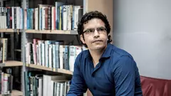 الكاتب الجزائري سعيد خطيبي حصل في شهر أيار/مايو 2023 على جائزة الشيخ زايد المرموقة ضمن فرع المؤلف الشاب في أبوظبي عن روايته البوليسية التاريخية "نهاية الصحراء". 