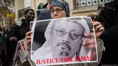 عند سفارة السعودية في باريس، فرنسا - امرأة محجبة تحمل صورة كبيرة لجمال خاشقجي مع عبارة "العدالة لجمال" خلال مظاهرة تندد بمقتل الصحفي جمال خاشقجي.