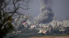  دخان وأنقاض في غزة بعد غارة إسرائيلية. 