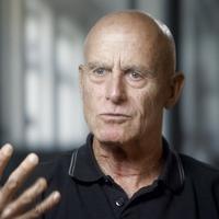 Porträt Ami Ayalon, der mit der rechten Hand gestikuliert
