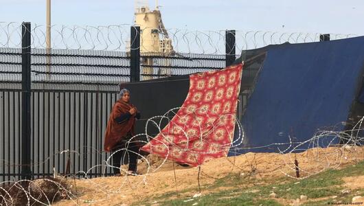 نازحة فلسطينية في رفح الفلسطينية قرب الحدود المصرية  Eine vertriebene Palästinenserin in Rafah, nahe der ägyptischen Grenze - Bild: Mohammed Abed/AFP 