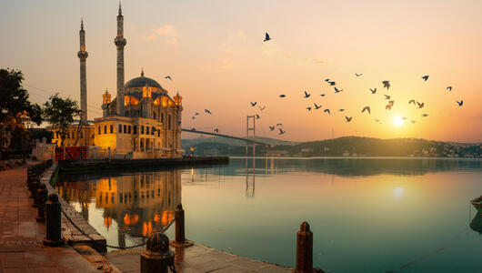 Eine Moschee im Abendlicht am Bosporus