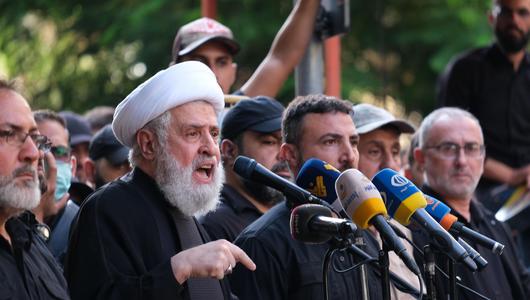 Niam Qassem bei der Pressekonferenz