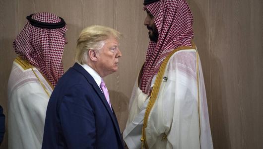 US-Präsident Donald Trump und der saudische Kronprinz Mohammed bin Salman treffen zu einem Treffen zum Thema „Weltwirtschaft“ auf dem G20-Gipfel in Osaka, Japan, ein. 