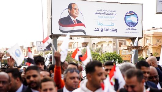 Ägypter strömen zu einem Wahllokal, um ihre Stimme bei den Präsidentschaftswahlen in der neuen Verwaltungshauptstadt Kairo, Ägypten, am 10. Dezember 2023 abzugeben (Foto: Picture Alliance / Ziad Ahmed/ Nour Photo)