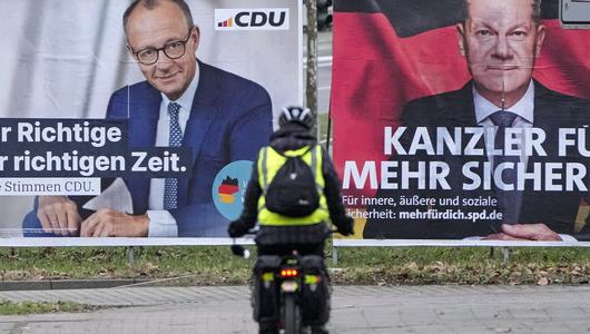 Radfahrer vor Wahlkampfplakaten