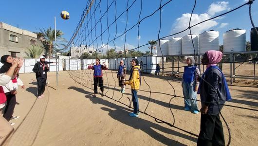 Eine Gruppe Frauen spielt Volleyball.