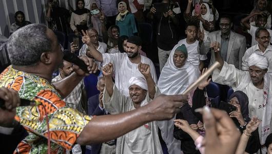 مؤسس فرقة "الكمراتا" السودانية دفع الله الحاج يقدم عرضًا فنيا في القاهرة، 15 سبتمبر/أيلول 2024. (Photo: Picture Alliance /AP /Amr Nabil)