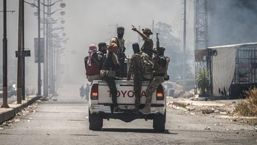 Ein Toyota-Lkw, auf dem eine Gruppe bewaffneter und maskierter Kämpfer sitzt